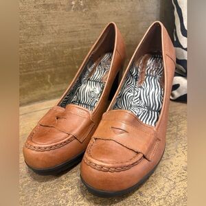 Like New!! Tribeca by Kenneth Cole Woman’s Leather Size10 Tan Women's Loafers